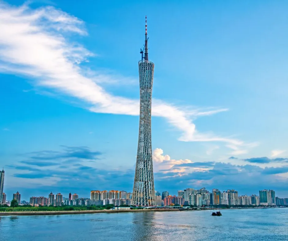 La tour de Canton et les gratte-ciel de Guangzhou au bord de la rivière des Perles, en Chine