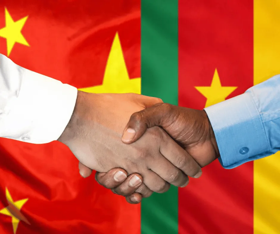 Poignée de main devant les drapeaux chinois et camerounais