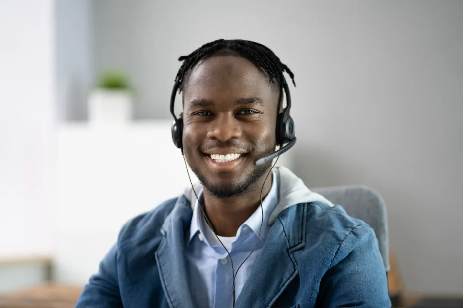Conseillère du service client souriante, avec un casque