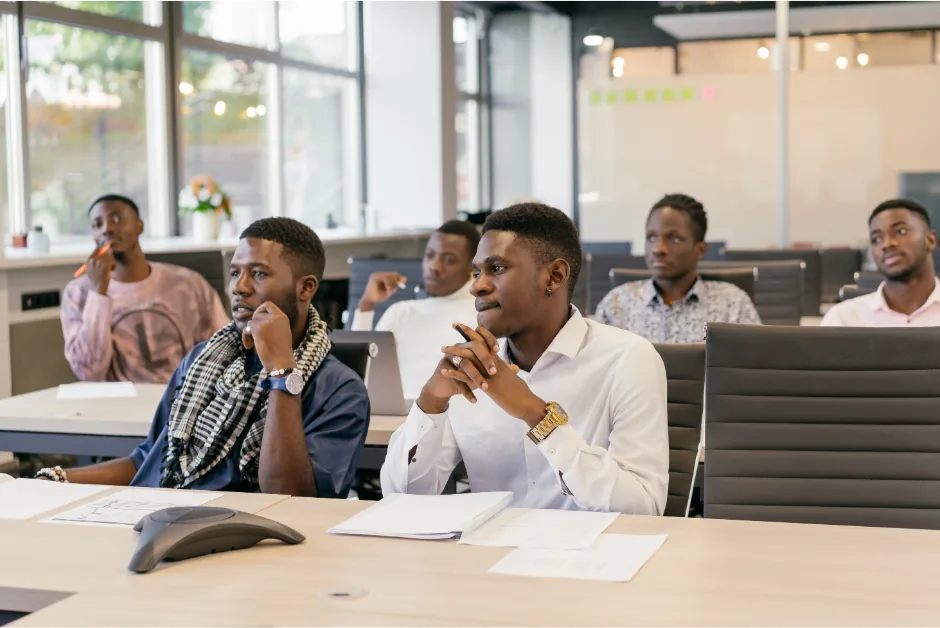 Des participants suivant une session de formation dans une salle de réunion