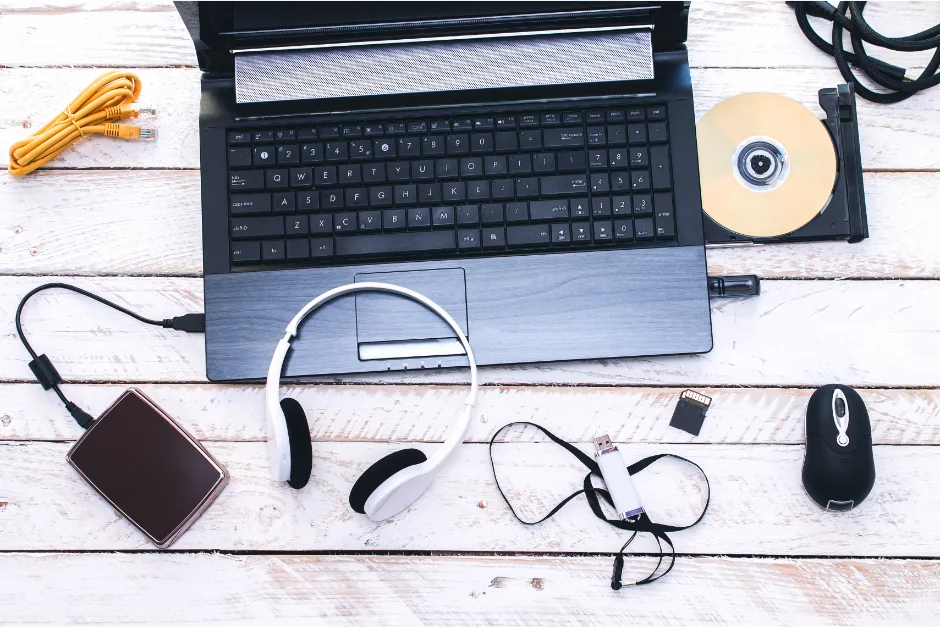 Ordinateur portable avec un casque, une souris et un disque dur