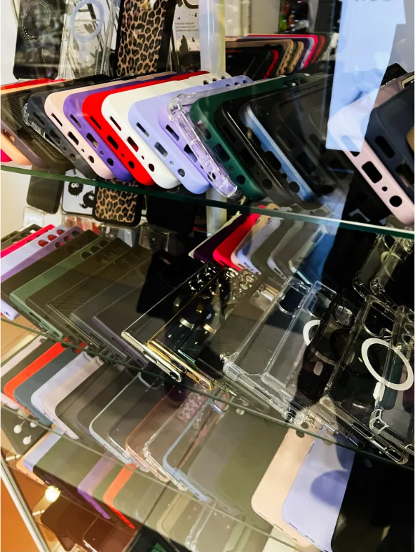 Coques de téléphone de toutes les couleurs sur des étagères en verre