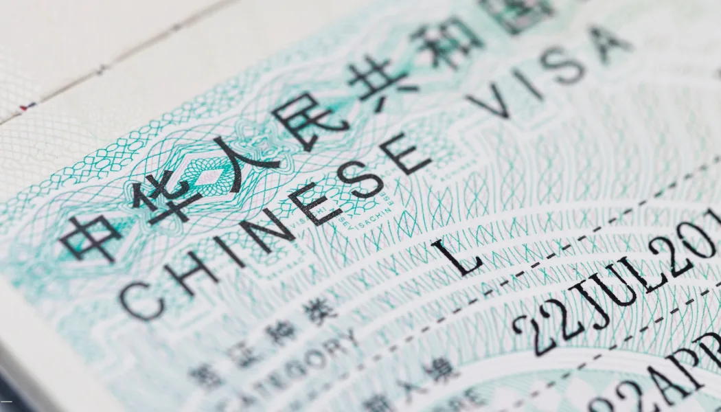Gros plan d'un visa chinois dans un passeport