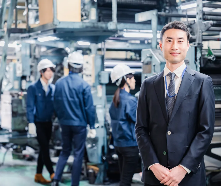 Un responsable d'usine devant une ligne de production en Chine